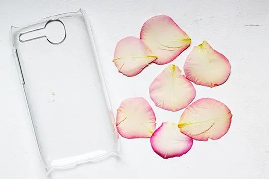 Ốp lưng cho "dế yêu" bằng cánh hoa hồng