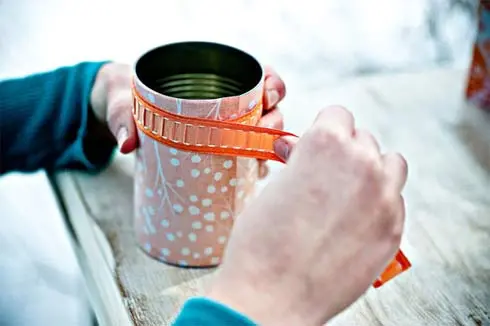 Cách làm lọ hoa đáng yêu từ giấy gói quà