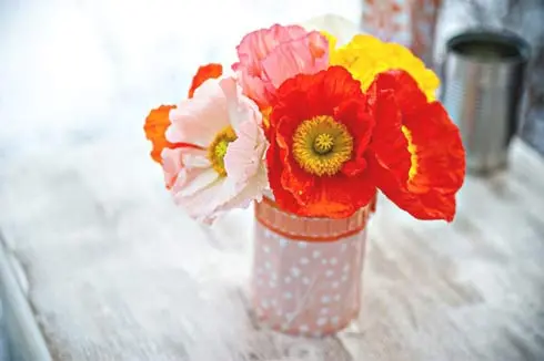 Cách làm lọ hoa đáng yêu từ giấy gói quà