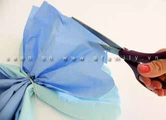 huong_dan_lam_hoa_treo_tuong_ruc_ro_lam_tu_giay_an_8 Hướng dẫn làm hoa treo tường rực rỡ làm từ giấy ăn