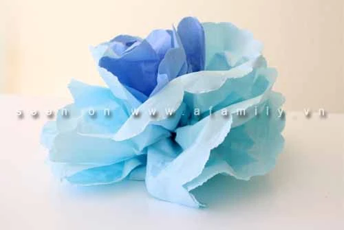 huong_dan_lam_hoa_treo_tuong_ruc_ro_lam_tu_giay_an_9 Hướng dẫn làm hoa treo tường rực rỡ làm từ giấy ăn