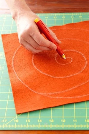 Tự làm hoa vải trang trí gối dựa 'rực rỡ hẳn ra' 2 Tự làm hoa vải trang trí gối dựa 'rực rỡ hẳn ra'