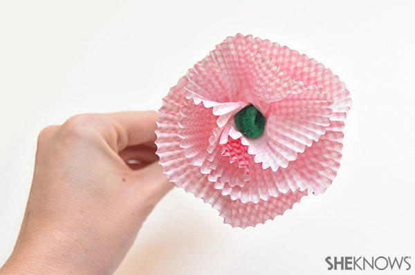 L&#224;m b&#236;nh hoa xinh y&#234;u từ cốc giấy cupcake