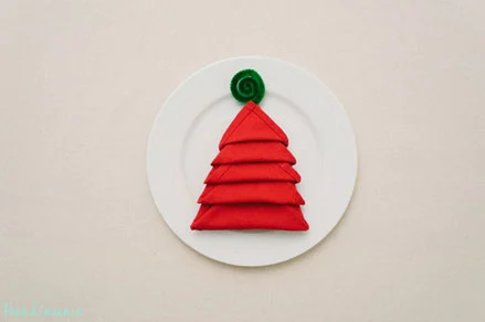 C&#225;ch xếp khăn ăn h&#236;nh c&#226;y th&#244;ng Noel