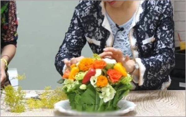 C&#225;ch cắm hoa để b&#224;n ăn trong gia đ&#236;nh ng&#224;y cuối tuần