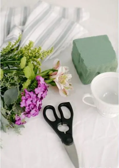 C&#225;ch cắm hoa để b&#224;n trong t&#225;ch tr&#224; vừa đẹp vừa d&#226;n d&#227;