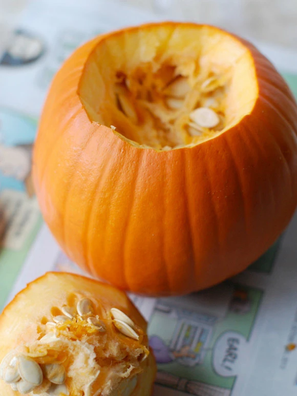 C&#225;ch cắm hoa độc đ&#225;o với quả b&#237; ng&#244; trang tr&#237; ng&#224;y Halloween