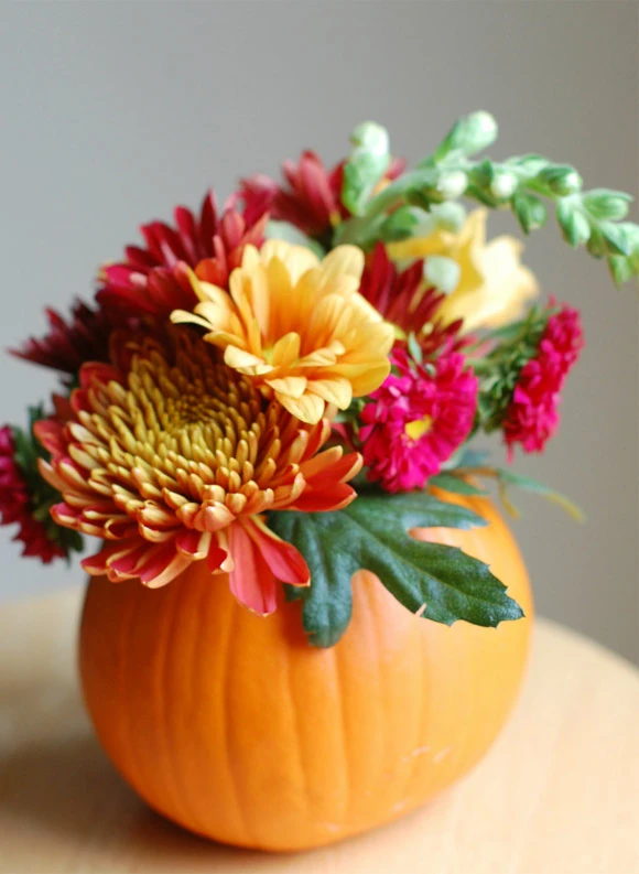 C&#225;ch cắm hoa độc đ&#225;o với quả b&#237; ng&#244; trang tr&#237; ng&#224;y Halloween