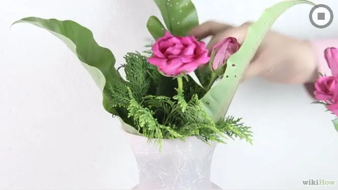 C&#225;ch cắm hoa hồng ng&#224;y Tết cho những c&#244; n&#224;ng vụng về