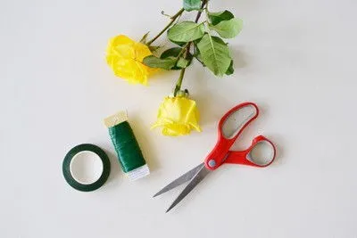 C&#225;ch cắm hoa hồng đẹp để b&#224;n tiệc &#39;vụng cũng l&#224;m xong&#39;