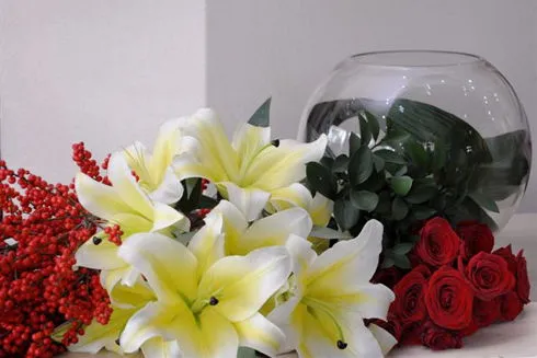 C&#225;ch cắm hoa ly ng&#224;y Tết cho ph&#242;ng kh&#225;ch th&#234;m đẹp