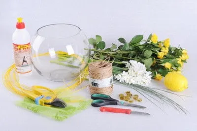 C&#225;ch cắm hoa ng&#224;y Tết đẹp tận dụng bể c&#225; l&#224;m b&#236;nh cắm