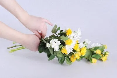 C&#225;ch cắm hoa ng&#224;y Tết đẹp tận dụng bể c&#225; l&#224;m b&#236;nh cắm