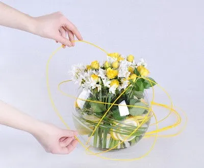 C&#225;ch cắm hoa ng&#224;y Tết đẹp tận dụng bể c&#225; l&#224;m b&#236;nh cắm