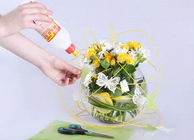 C&#225;ch cắm hoa ng&#224;y Tết đẹp tận dụng bể c&#225; l&#224;m b&#236;nh cắm