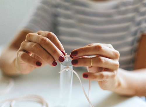 C&#225;ch cắm hoa trong ống nghiệm đẹp m&#224; đơn giản