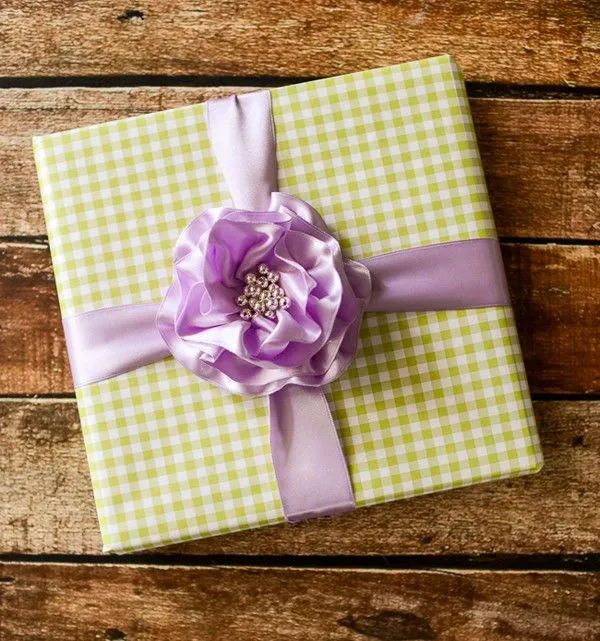 C&#225;ch l&#224;m hoa bằng d&#226;y ruy băng trang tr&#237; hộp qu&#224; 8/3