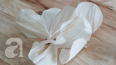 Gom g&#243;p vỏ bắp ng&#244; học c&#225;ch l&#224;m hoa giả xinh xắn
