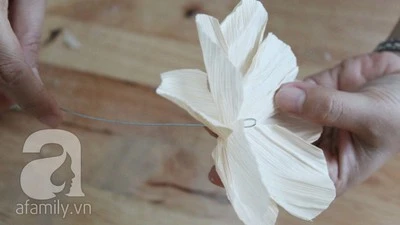 Gom g&#243;p vỏ bắp ng&#244; học c&#225;ch l&#224;m hoa giả xinh xắn