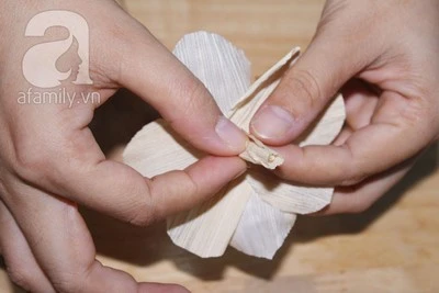 Gom g&#243;p vỏ bắp ng&#244; học c&#225;ch l&#224;m hoa giả xinh xắn