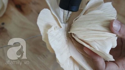 Gom g&#243;p vỏ bắp ng&#244; học c&#225;ch l&#224;m hoa giả xinh xắn