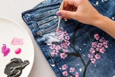H&#244; biến quần jean cũ th&#224;nh m&#243;n đồ vừa c&#225; t&#237;nh vừa độc đ&#225;o