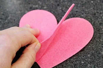 C&#225;ch l&#224;m tr&#225;i tim nhỏ xinh ủ ấm b&#224;n tay cho Valentine