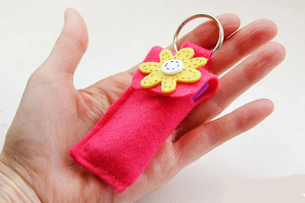 C&#225;ch may m&#243;c treo ch&#236;a kh&#243;a k&#232;m t&#250;i đựng son dưỡng m&#244;i