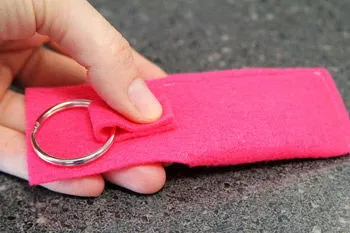 C&#225;ch may m&#243;c treo ch&#236;a kh&#243;a k&#232;m t&#250;i đựng son dưỡng m&#244;i