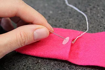 C&#225;ch may m&#243;c treo ch&#236;a kh&#243;a k&#232;m t&#250;i đựng son dưỡng m&#244;i