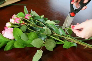 Cắm lọ hoa để b&#224;n xinh lung linh cho ng&#224;y cuối tuần