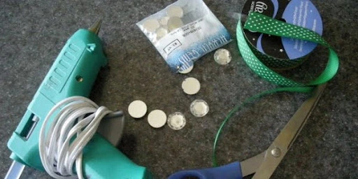 Chế quai d&#233;p t&#244;ng từ ruy băng đơn giản chỉ trong nh&#225;y mắt