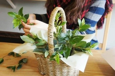 Đầu tuần học c&#225;ch cắm giỏ hoa cực đơn giản trang tr&#237; nh&#224;