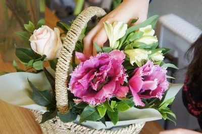 Đầu tuần học c&#225;ch cắm giỏ hoa cực đơn giản trang tr&#237; nh&#224;