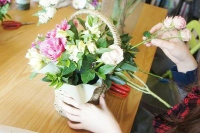 Đầu tuần học c&#225;ch cắm giỏ hoa cực đơn giản trang tr&#237; nh&#224;