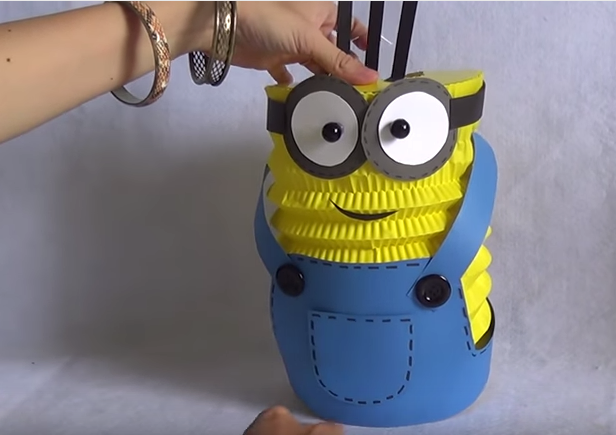 Đua nhau học c&#225;ch l&#224;m lồng đ&#232;n đơn giản h&#236;nh minion y&#234;u gh&#234;
