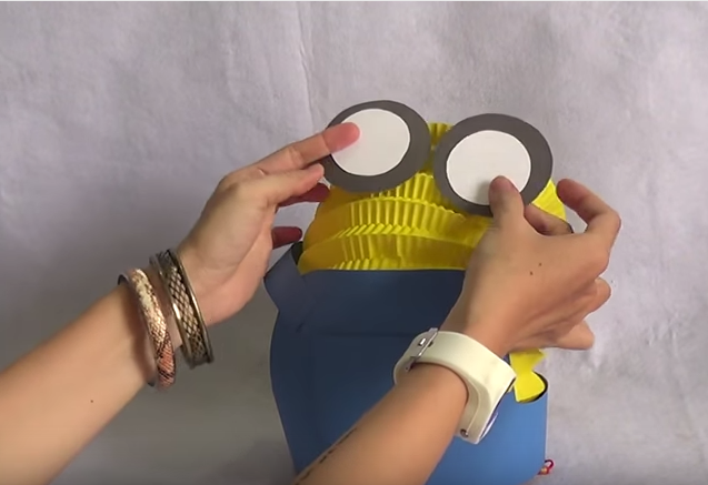 Đua nhau học c&#225;ch l&#224;m lồng đ&#232;n đơn giản h&#236;nh minion y&#234;u gh&#234;