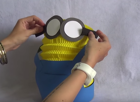 Đua nhau học c&#225;ch l&#224;m lồng đ&#232;n đơn giản h&#236;nh minion y&#234;u gh&#234;
