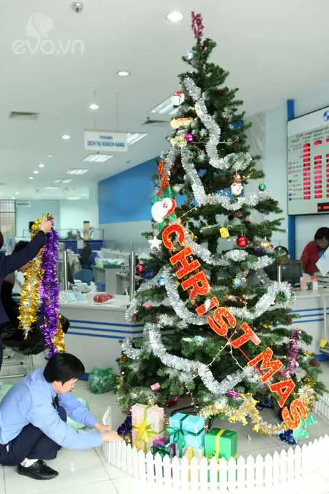 Những văn ph&#242;ng trang tr&#237; Noel ấn tượng nhất H&#224; Nội