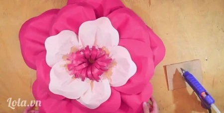 Hướng dẫn c&#225;ch l&#224;m hoa hồng bằng giấy khổ lớn