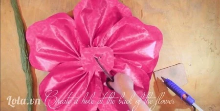 Hướng dẫn c&#225;ch l&#224;m hoa hồng bằng giấy khổ lớn