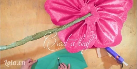 Hướng dẫn c&#225;ch l&#224;m hoa hồng bằng giấy khổ lớn