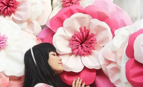 Hướng dẫn c&#225;ch l&#224;m hoa hồng bằng giấy khổ lớn