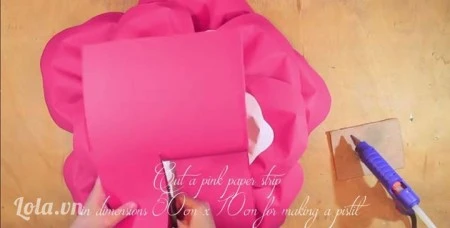 Hướng dẫn c&#225;ch l&#224;m hoa hồng bằng giấy khổ lớn
