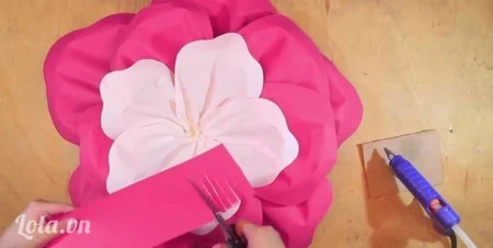 Hướng dẫn c&#225;ch l&#224;m hoa hồng bằng giấy khổ lớn