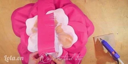 Hướng dẫn c&#225;ch l&#224;m hoa hồng bằng giấy khổ lớn