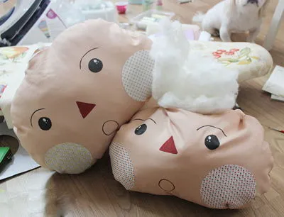 Hướng dẫn c&#225;ch tự may gối đ&#244;i tặng bạn trai Valentine