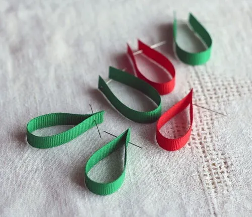 Hướng dẫn l&#224;m c&#226;y th&#244;ng Noel si&#234;u lung linh từ ruy băng