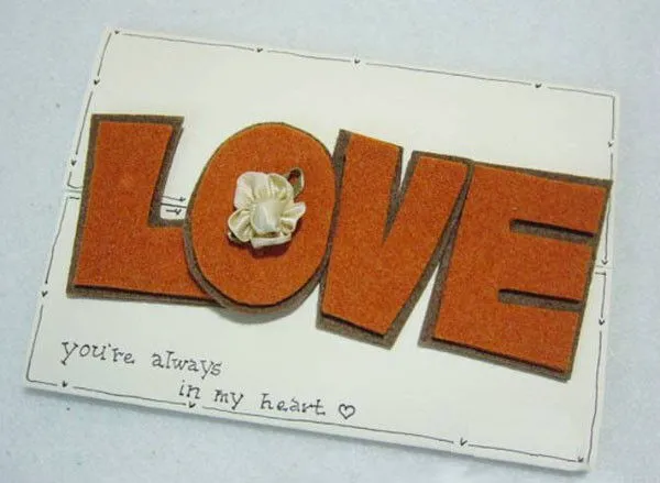 L&#224;m thiệp Valentine độc đ&#225;o với kh&#243;a c&#224;i bằng chữ “LOVE”