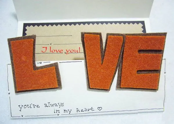 L&#224;m thiệp Valentine độc đ&#225;o với kh&#243;a c&#224;i bằng chữ “LOVE”
